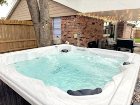 Houston Family Retreat with Hot Tub Pool Firepit